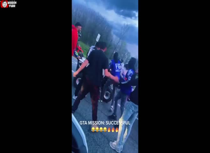 Video :Thugs stop a tow truck and recover a quad bike that the police have just taken from them